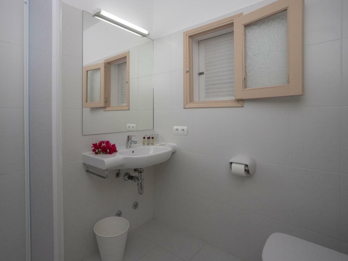 Hostal Mayans Es Pujols Ngoại thất bức ảnh